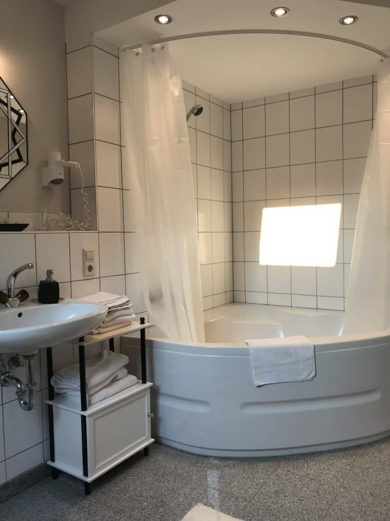 Badezimmer Engelzimmer Waldhotel-Auerhahn